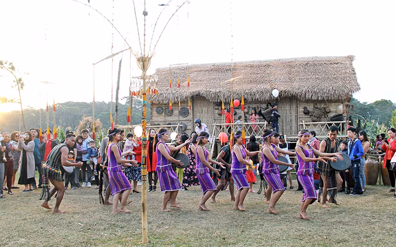 Lễ hội văn hóa các dân tộc Nam Tây Nguyên, thu hút người dân bản địa và du khách. 