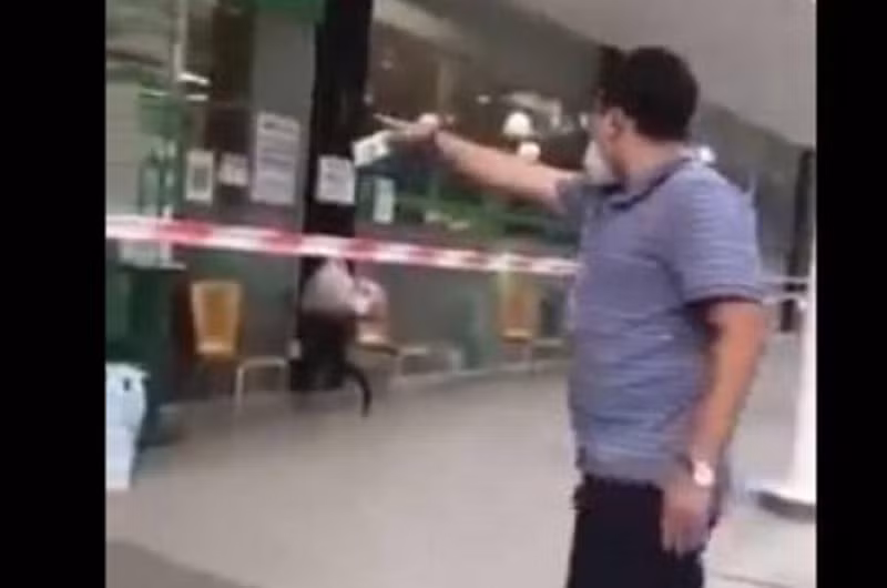 Hình ảnh ông Nhân gây rối trật tự tại siêu thị Aeon Citimart. (Ảnh cắt từ clip)