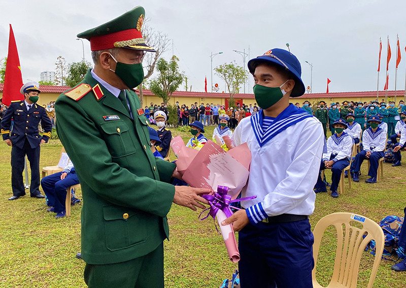 Đại diện ãnh đạo Quân khu 4 tặng hoa cho chiến sĩ mới. Tưng bừng Ngày hội tòng quân tại các địa phương -0