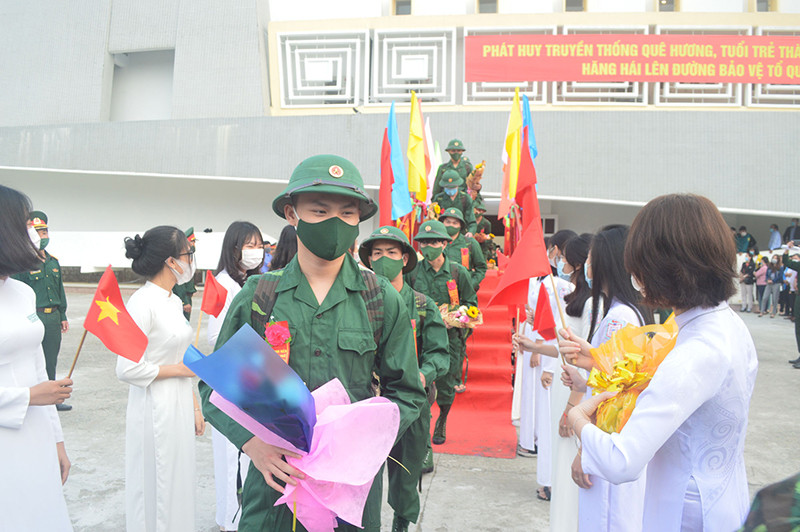 Thanh niên Quảng Ngãi nô nức bước qua “Cầu vinh quang” về đơn vị mới. (Ảnh: HIỂN CỪ) Tưng bừng Ngày hội tòng quân tại các địa phương -0