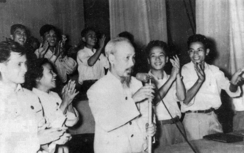 Đồng chí Nguyễn Lam (ngoài cùng bên trái) và Chủ tịch Hồ Chí Minh tại Đại hội Đoàn toàn quốc lần thứ II (ngày 2-11-1956) (Ảnh tư liệu). Đồng chí Nguyễn Lam - Bí thư thứ nhất Trung ương Đoàn đầu tiên -0