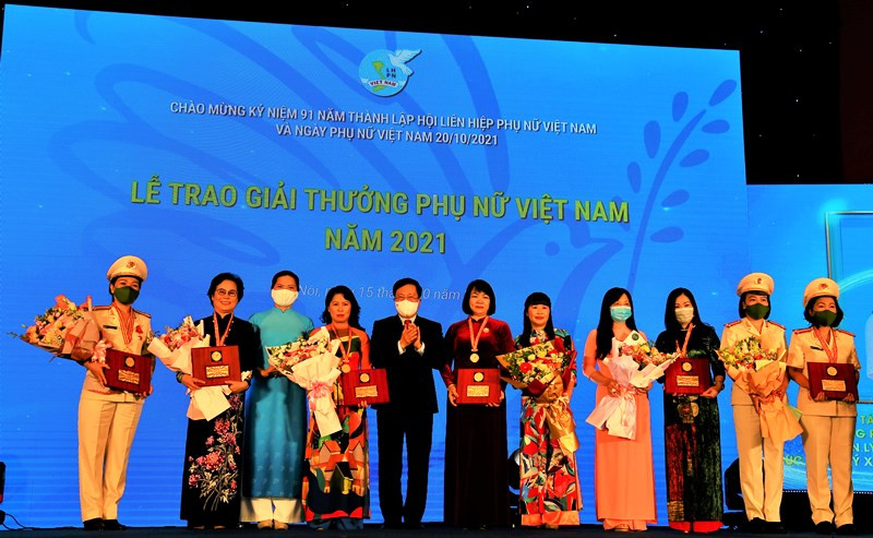 Vinh danh các tập thể, cá nhân nhận Giải thưởng Phụ nữ Việt Nam năm 2021. Vinh danh 16 tập thể, cá nhân nhận Giải thưởng Phụ nữ Việt Nam năm 2021 -0