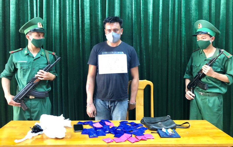 Đối tượng cùng tang vật trong vụ án.