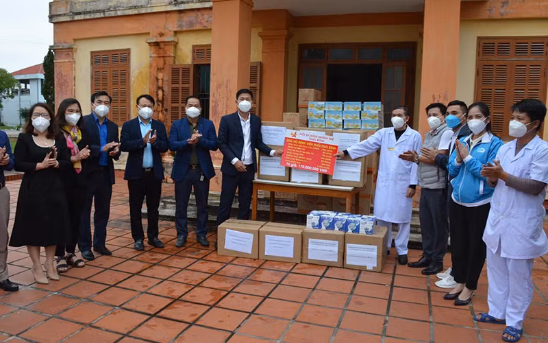 Trao quà hỗ trợ cho Bệnh viện Phổi tỉnh Thái Bình chiều 22/11.