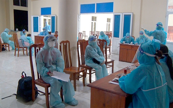 Cán bộ làm việc tại khu cách ly lấy thông tin của công dân về từ Nhật Bản. Tiếp nhận 236 công dân từ Nhật Bản về thực hiện cách ly tại Tuyên Quang -0