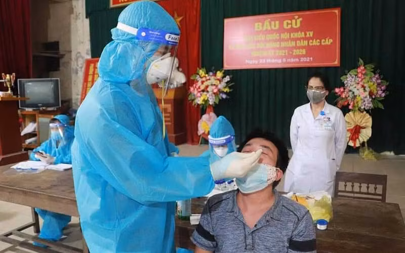 Lấy mẫu xét nghiệm trên diện rộng toàn bộ TP Vinh.