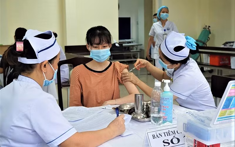 Tiêm vắc-xin phòng Covid-19 cho trẻ từ 12-17 tuổi tại TP Hồ Chí Minh. (Ảnh YẾN THƯ)