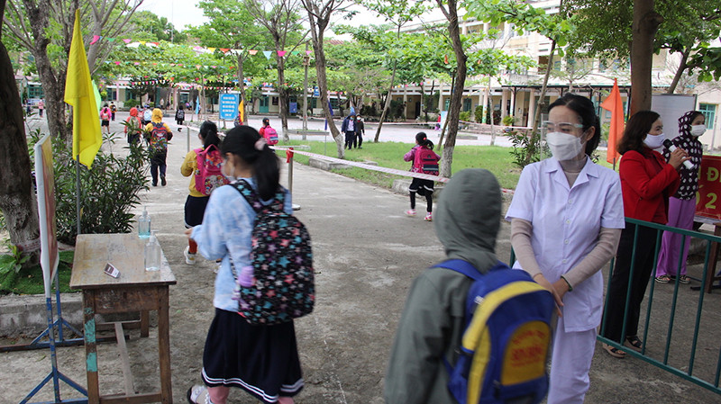 Học sinh Trường tiểu học Tô Vĩnh Diện, quận Sơn Trà đến lớp học trực tiếp sáng nay, 21/2. Đà Nẵng bảo đảm an toàn cho học sinh nhiều cấp đi học trực tiếp -0