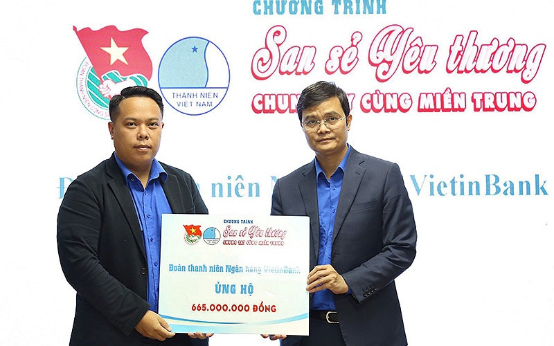 Đại diện các tổ chức Đoàn, Hội trao ủng hộ kinh phí hưởng ứng chương trình “San sẻ yêu thương”. sanse2-1603093379219.jpg