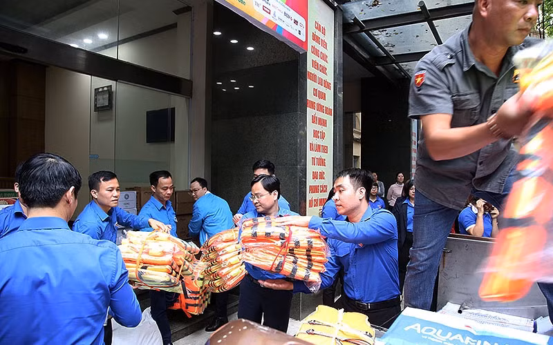 Đại diện lãnh đạo, cán bộ, công chức, viên chức, người lao động T.Ư Đoàn TNCS Hồ Chí Minh, T.Ư Hội LHTN Việt Nam chung tay vận chuyển nhu yếu phẩm, gửi hỗ trợ đồng bào miền Trung chịu ảnh hưởng của bão lũ.