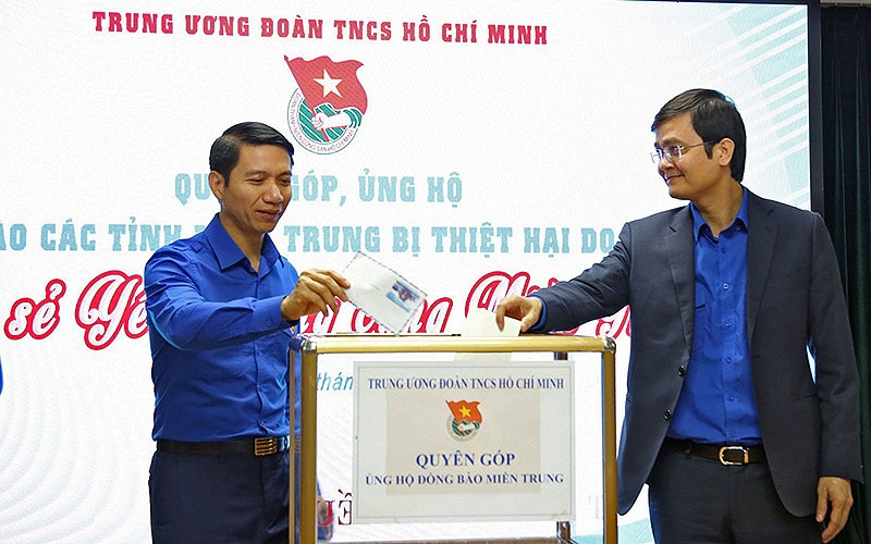 Lãnh đạo, cán bộ, công chức T.Ư Đoàn, T.Ư Hội trực tiếp quyên góp tại chương trình. sanse3-1603093378725.jpg