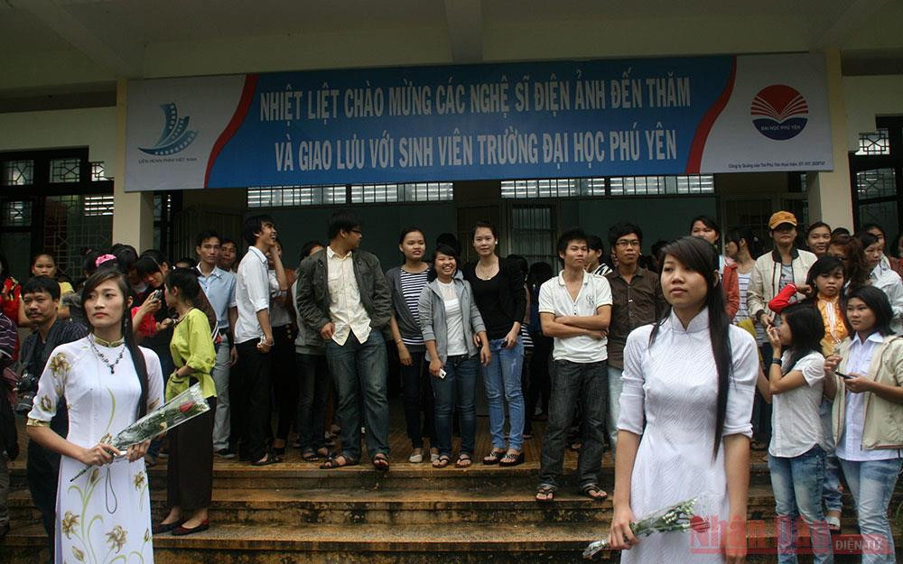  Sinh viên ĐH Phú Yên chờ đón các nghệ sĩ trong buổi giao lưu tại LHP Việt Nam 17.