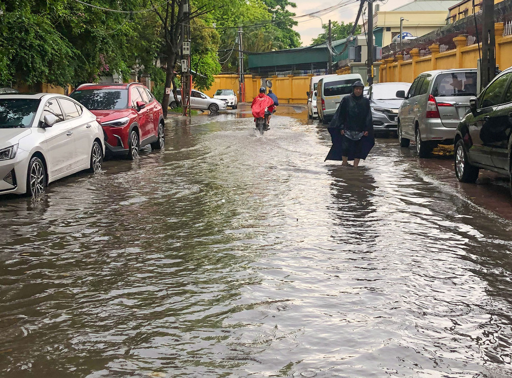 Một điểm ngập trên phố Tôn Thất Thiệp (Ba Đình). Mưa lớn giải nhiệt cho Hà Nội sau chuỗi ngày nắng nóng -0