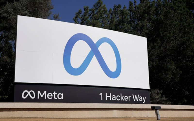 Logo của Meta tại trụ sở ở Menlo Park, bang California. (Ảnh: AP)