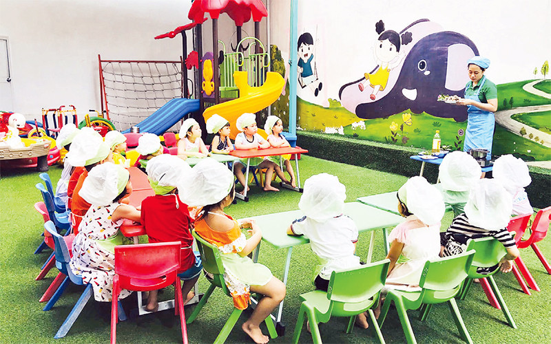Học sinh Trường mầm non tư thục Thiên Ân (quận Thủ Ðức) trong giờ ăn trưa. 