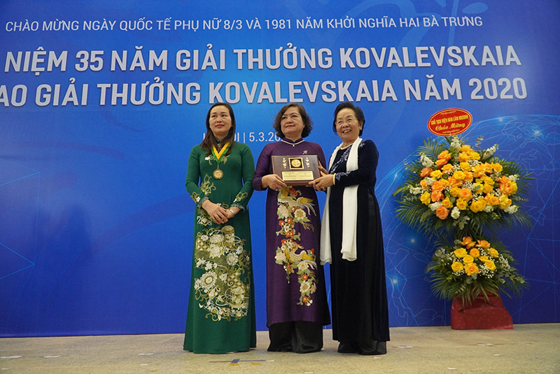 Nguyên Phó Chủ tịch nước Nguyễn Thị Doan trao Giải thưởng Kovalevskaia 2020 tặng Tập thể nữ Viện Hóa học các Hợp chất thiên nhiên. Vinh danh các nhà khoa học nữ nhận Giải thưởng Kovalevskaia năm 2020 -0