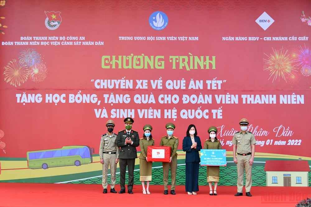 Những chuyến xe yêu thương hỗ trợ sinh viên về quê ăn Tết ảnh 8 Những chuyến xe yêu thương hỗ trợ sinh viên về quê ăn Tết -0