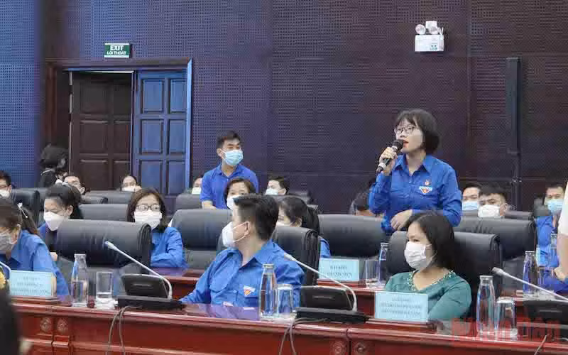 Đại biểu thanh niên nêu ý kiến tại buổi đối thoại.