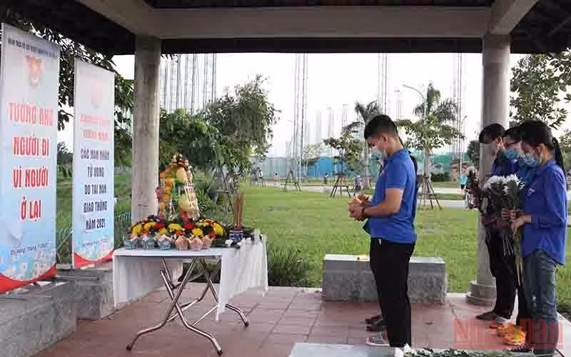 Tưởng niệm các nạn nhân đã tử vong vì tai nạn giao thông.