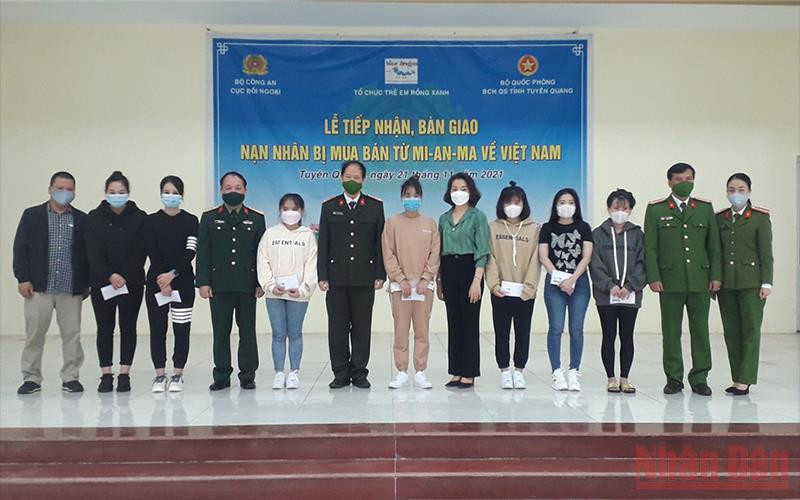 Đại diện các đơn vị chức năng trao quà hỗ trợ các nạn nhân bị mua bán người được giải cứu từ Myanmar về Việt Nam.