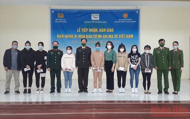 Đại diện các đơn vị chức năng trao quà hỗ trợ các nạn nhân bị mua bán người được giải cứu từ Myanmar về Việt Nam.