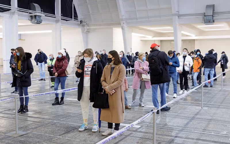 Du khách Nga chờ tiêm vắc-xin ngừa Covid-19 ở thủ đô Zagreb của Croatia. Ảnh REUTERS