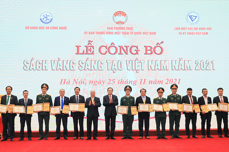 Vinh danh đại diện các nhóm tác giả có công trình, giải pháp tiêu biểu. (Ảnh: Quang Vinh) Vinh danh 76 công trình, giải pháp tiêu biểu trong Sách vàng sáng tạo 2021 -0