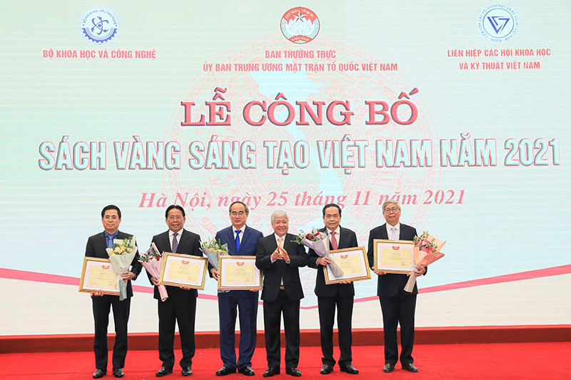 Tặng Bằng khen các đồng chí lãnh đạo, nguyên lãnh đạo Đảng, Nhà nước và các cơ quan liên quan. (Ảnh: Quang Vinh) Vinh danh 76 công trình, giải pháp tiêu biểu trong Sách vàng sáng tạo 2021 -0