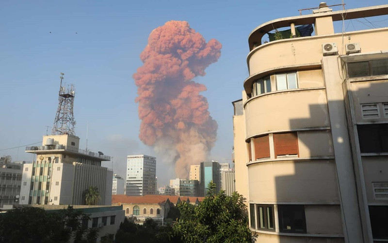 Cột khói bốc lên từ hiện trường. (Ảnh: Reuters) Từ hiện trường vụ nổ kinh hoàng tại Lebanon -1