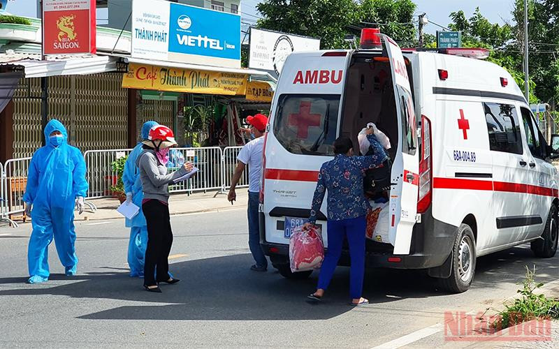 Đưa F0 đi điều trị. Số ca mắc Covid-19 tại Kiên Giang tăng mạnh -0