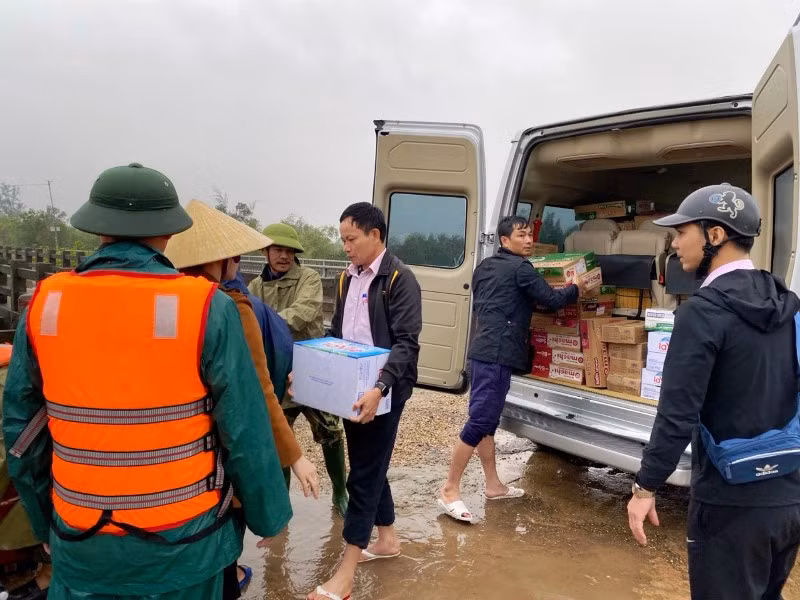 Nhu yếu phẩm được cán bộ NHCSXH tỉnh Hà Tĩnh trực tiếp chuyển đến bà con vùng lũ.