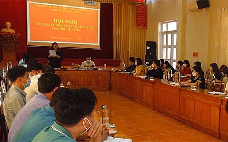 Hội nghị tổng kết chấm báo cáo sáng kiến năm học 2021 - 2022 của Phòng GD&ĐT huyện Văn Yên. Ảnh: baoyenbai.com.vn.