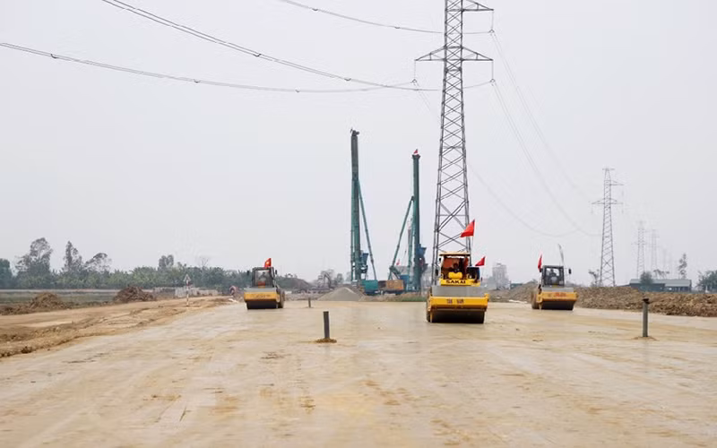 Các nhà thầu đang thi công nền đường dự án đoạn Nghi Sơn-Diễn Châu là dự án thành phần cao tốc bắc-nam phía đông ngày 10/12/2021. (Ảnh: Phạm Bằng)