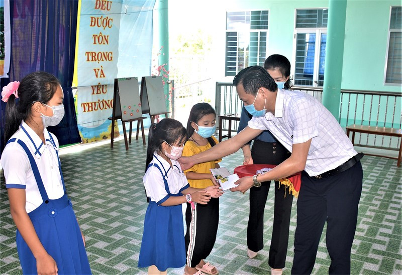 Đại diện Cơ quan Thường trực Báo Nhân Dân tại Cần Thơ trao học bổng vận động từ đơn vị tài trợ cho học sinh. Hiệp hội doanh nghiệp Cà Mau cùng Báo Nhân dân tiếp sức học sinh đến trường -0
