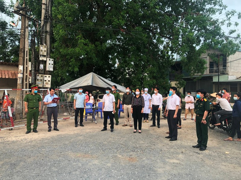 Công bố quyết định về việc chấm dứt hoạt động của các chốt kiểm soát dịch Covid-19 tại thôn Báo Văn 1, xã Đồng Văn, huyện Yên Lạc.