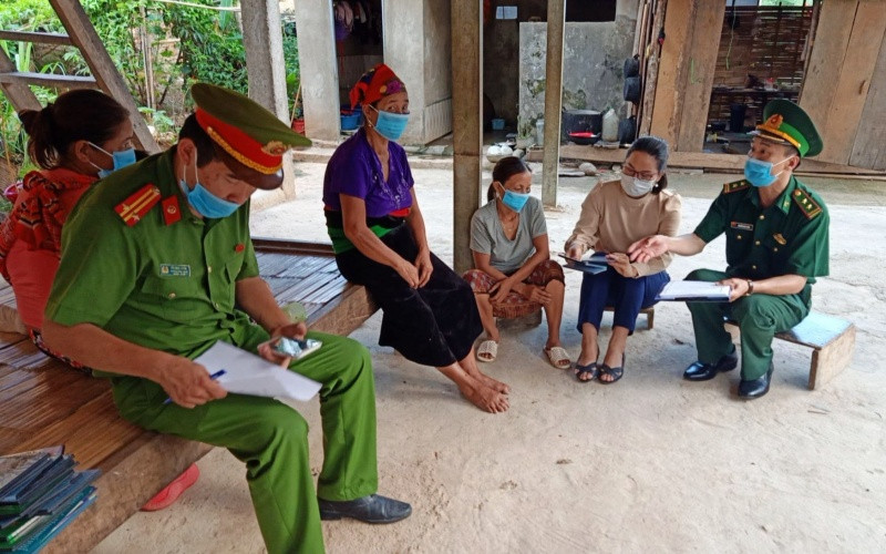 Lực lượng vũ trang đến hộ gia đình ở xã Tam Chung, huyện Mường Lát tuyên truyền về cuộc bầu cử, ký cam kết không xuất, nhập cảnh trái phép, chủ động phòng, chống Covid-19. Thanh Hóa trước ngày hội lớn -0