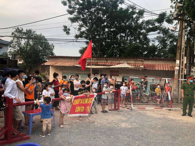 Người dân thôn Báo Văn 1 vui mừng sau thời gian bị cách ly. Vĩnh Phúc giảm cấp độ kiểm soát dịch Covid-19 nhiều khu vực -0