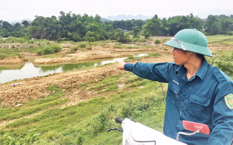 Người dân bức xúc về việc lòng suối bị Công ty Gạch ngói Hòa Bình múc nham nhở, có chỗ sâu 5 đến 7 m, ảnh hưởng nghiêm trọng đến chân đê.