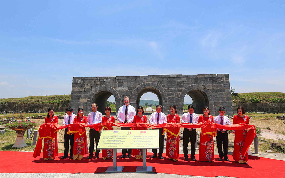 Đại sứ Daniel Kritenbrink và đại diện tỉnh Thanh Hóa cắt băng khánh thành dự án.