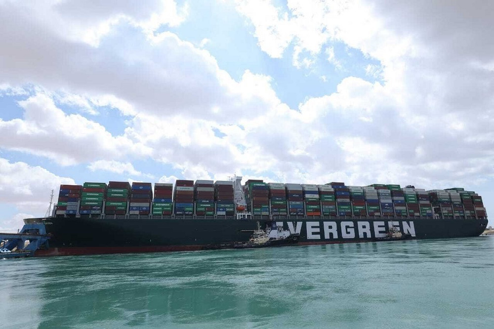 Hình ảnh con tàu Ever Given chở đầy container chắn ngang kênh đào Suez. Ảnh: AP. Giải cứu tàu mắc kẹt trên kênh đào Suez bằng thủy triều -0