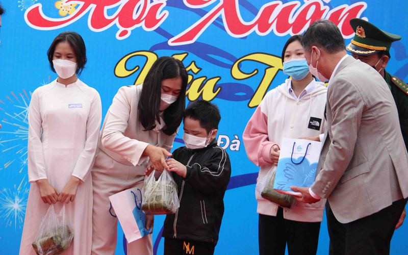 Rộn ràng “Hội Xuân yêu thương” ảnh 2 Rộn ràng “Hội Xuân yêu thương” -0