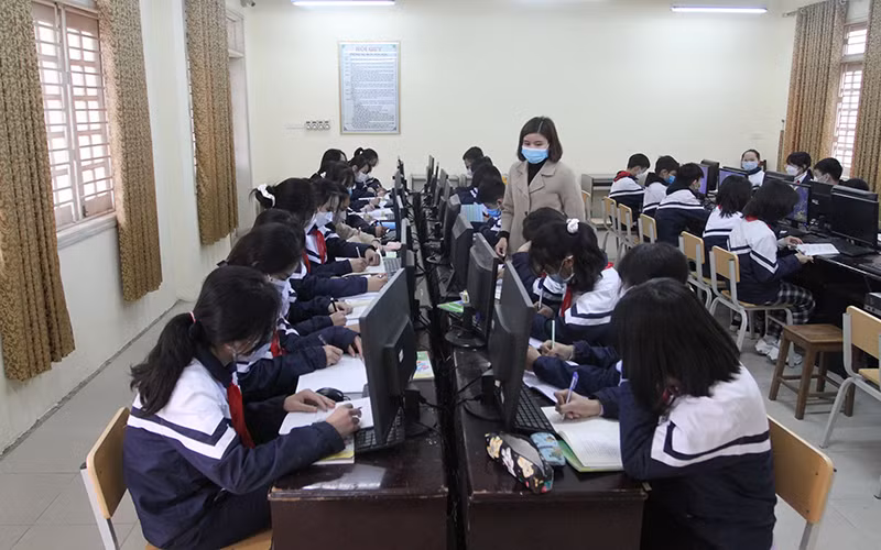 Giờ Tin học tại Trường THCS Sài Sơn (huyện Quốc Oai, Hà Nội).