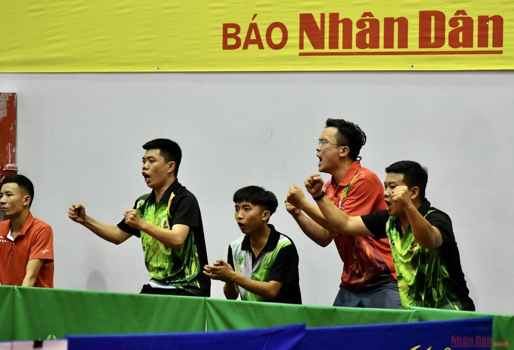 Niềm vui của HLV và VĐV đội Quân đội 1 sau khi lọt vào vòng bán kết với thắng lợi 3-1. Màn so tài quyết liệt tại tứ kết đồng đội nữ giữa Hà Nội 1 và CAND 1. giai_bong_ban_toan_quoc_bao_Nhan-1594828108625.jpg