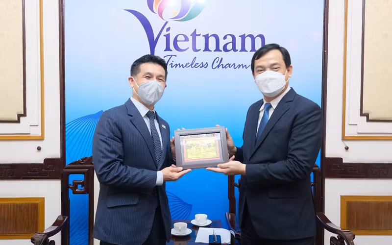 Tổng cục trưởng Nguyễn Trùng Khánh tặng quà lưu niệm ông Takahashi Ayumi. (Ảnh: TCDL) 