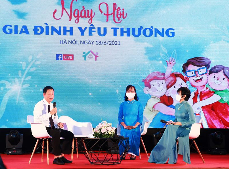 Các khách mời tham gia giao lưu, chia sẻ tại sự kiện. Giữ lửa yêu thương - Cùng vượt qua đại dịch Covid-19 -0