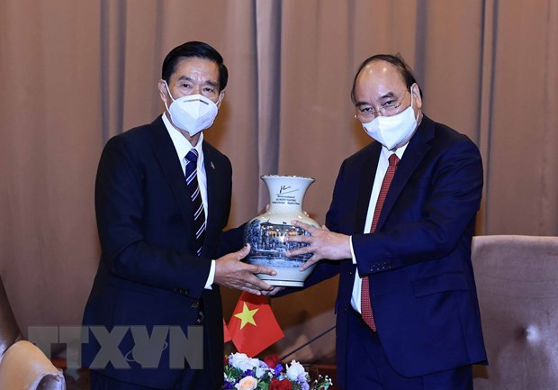 Chủ tịch nước Nguyễn Xuân Phúc tặng quà lưu niệm đồng chí Sinlavong Khutphaythoun, Chủ tịch Mặt trận Lào xây dựng đất nước. (Ảnh: Thống Nhất/TTXVN) Chủ tịch nước Nguyễn Xuân Phúc hội kiến Thủ tướng Chính phủ Lào -0