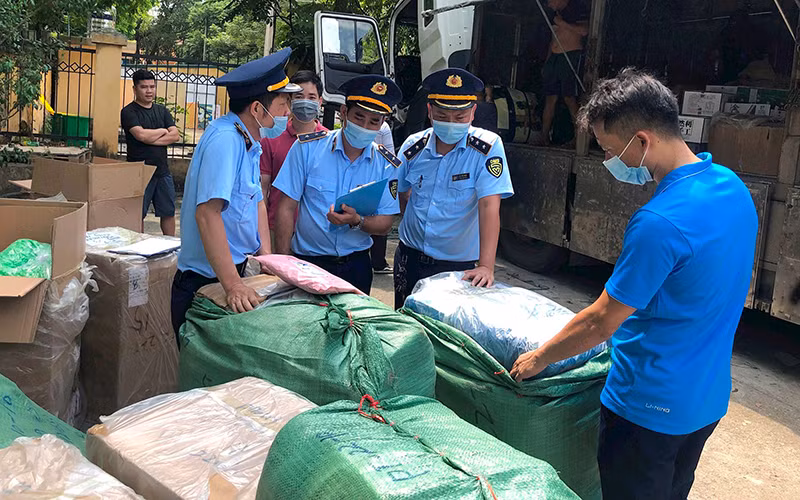 Cục Quản lý thị trường tỉnh Lạng Sơn phối hợp lực lượng chức năng kiểm tra hàng hóa vi phạm. Ảnh: ÐỨC VIỆT