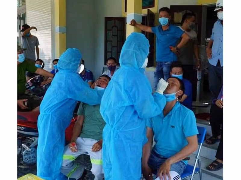 Lực lượng CDC tỉnh Quảng Bình lấy mẫu xét nghiệm cho các trường hợp tiếp xúc gần ca bệnh.