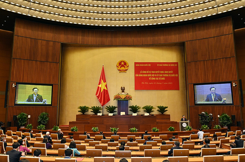 Quang cảnh lễ công bố và trao quyết định, Nghị quyết của Đảng đoàn Quốc hội và Ủy ban Thường vụ Quốc hội về công tác tổ chức. (Ảnh: DUY LINH)