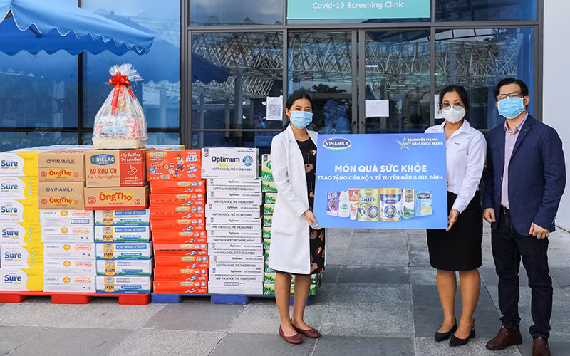 Đại diện Vinamilk gửi tặng món quà sức khỏe đến các bệnh viện tuyến đầu.